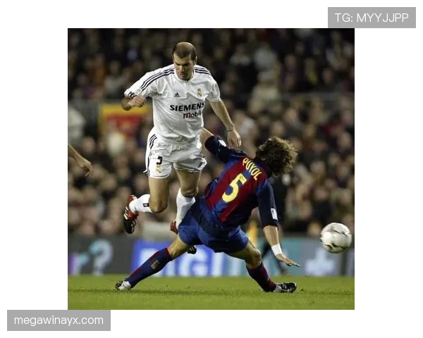 赛场永恒:齐祖经典转身定格绿茵传奇